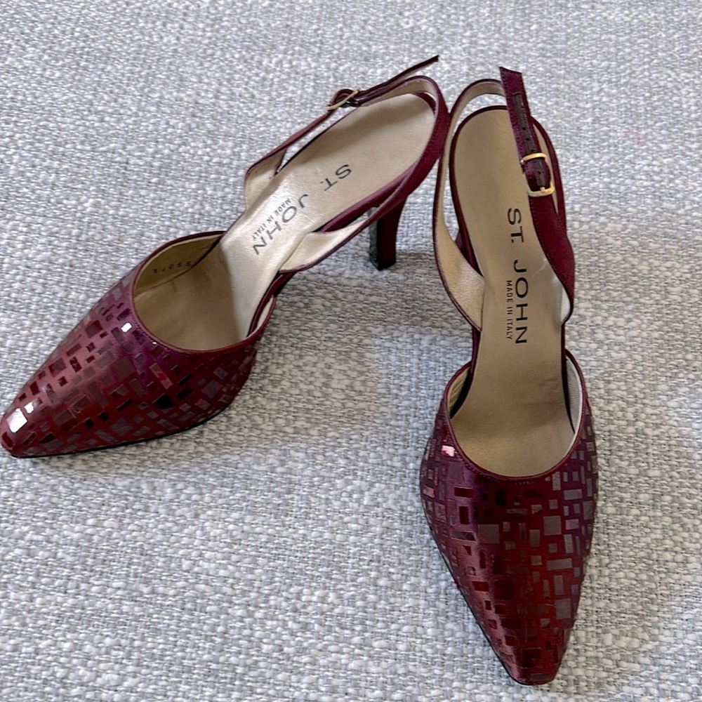 ST. JOHN - 7.5 - Made in Italy near new Burgundy Satin & Leather sling backs